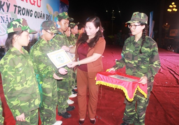 Đồng chí Đinh Thị Loan - Phó Chủ tịch UBND tỉnh trao giấy chứng nhận cho các học viên.