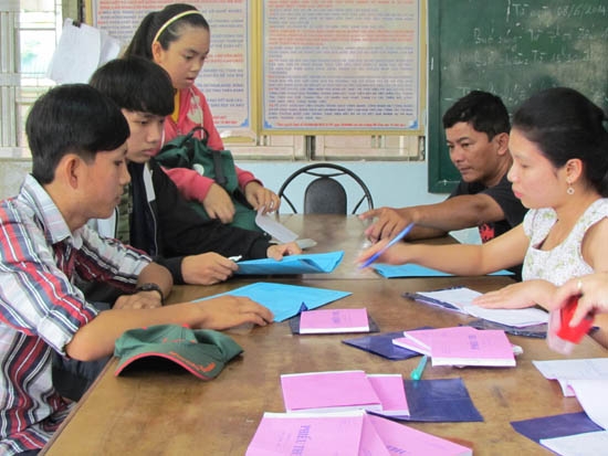 Học sinh khắp nơi trong tỉnh về nộp hồ sơ dự thi vào Trường THPT Chuyên Lê Khiết.