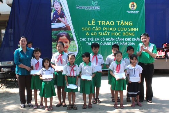 LĐLĐ tỉnh phối hợp với Ngân hàng VCB Việt Nam tặng học bổng cho học sinh nghèo xã Đức Lợi (Mộ Đức).                                Ảnh: BS          