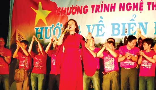 Các ca sĩ, nhạc sĩ biểu diễn trong chương trình “ Hướng về Biển Đông”.