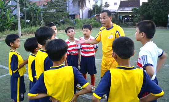 HLV Phạm Ngọc Hồng đang hướng dẫn các cầu thủ U10 Quảng Ngãi tập luyện.