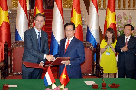 Thủ tướng Nguyễn Tấn Dũng và Thủ tướng Hà Lan Mark Rutte đã ký “Thỏa thuận Đối tác chiến lược về nông nghiệp bền vững và an ninh lương thực”. Ảnh: VGP/Nhật Bắc