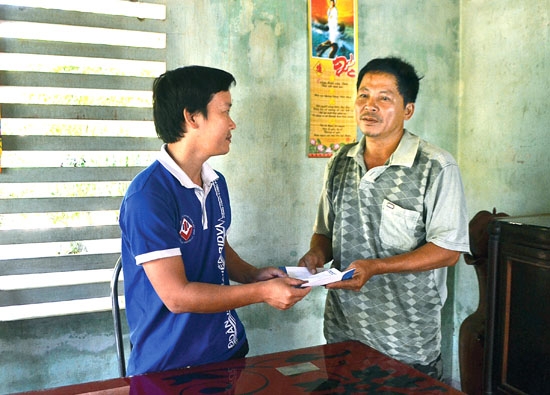 Đại diện BIDV Quảng Ngãi trao tiền hỗ trợ cho trường hợp được phản ánh trong mục 