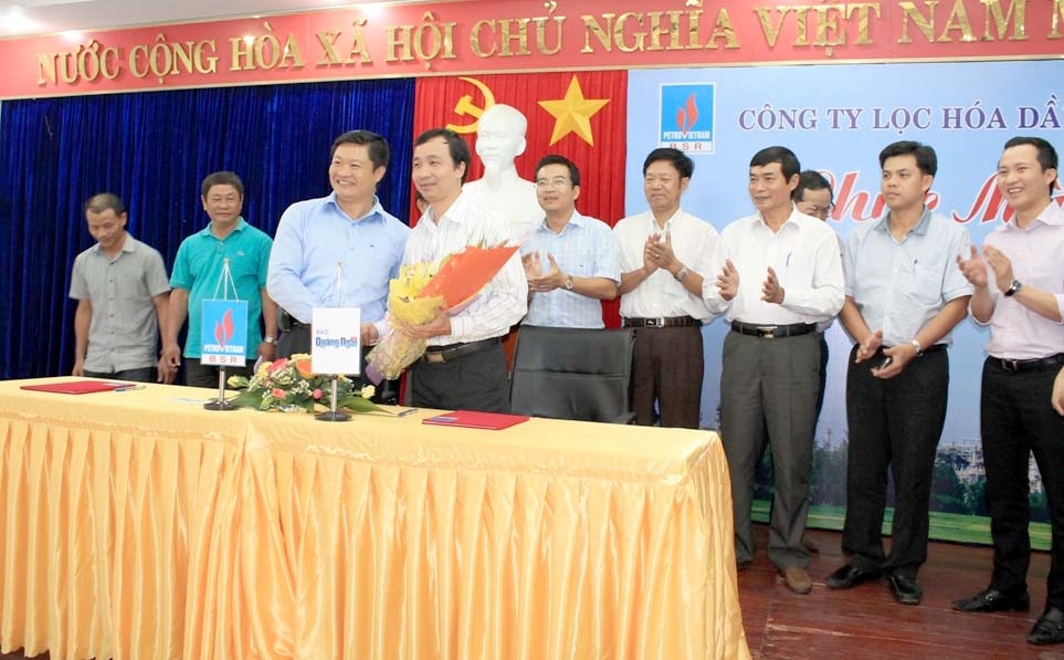 Ông Huỳnh Đức Minh- Quyền Tổng biên tập Báo Quảng Ngãi và ông Đinh Văn Ngọc- Tổng Giám đốc BSR ký kết bảo trợ thông tin.