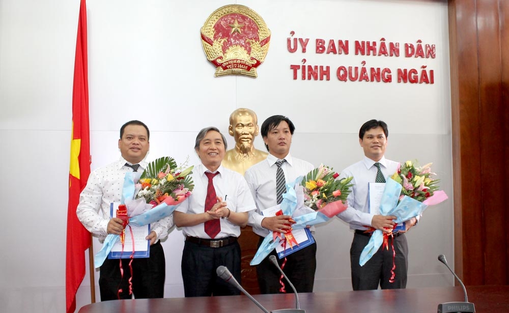 Quyền Chủ tịch UBND tỉnh Lê Quang Thích trao Quyết định và tặng hoa cho các cá nhân.