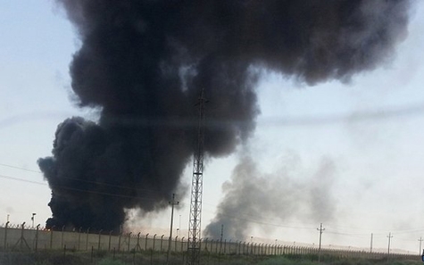 Khói bốc lên từ khu vực nhà máy lọc dầu (ảnh: Reuters)