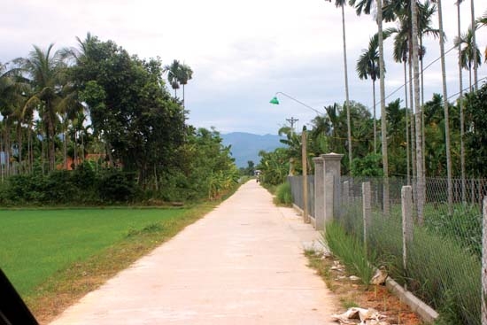 Tuyến đường bê tông dài hơn 1 km nối liền hai thôn Tình Phú Nam - Tình Phú Bắc, góp phần xây dựng nông thôn mới ở xã Hành Minh.    