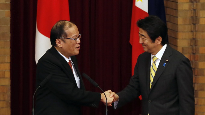  Tổng thống Philippines Benino Aquino (trái) bắt tay Thủ tướng Nhật Shinzo Abe trong cuộc họp báo ở Tokyo hôm nay Ảnh: Reuters
