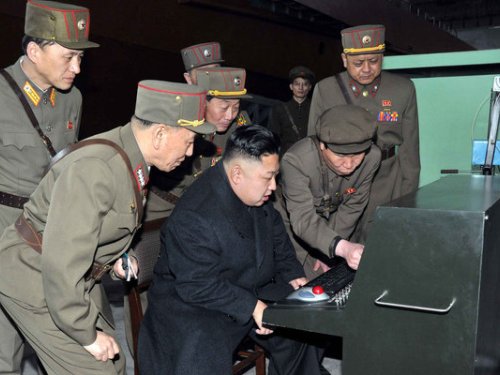   Lãnh đạo Kim Jong-un thị sát một đơn vị quân đội Triều Tiên - Ảnh: Reuters
