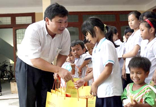 Ông Bùi Đức Thọ - Giám đốc Quỹ Bảo trợ trẻ em tỉnh tặng quà cho các em học sinh nghèo hiếu học.              Ảnh: X.HIẾU