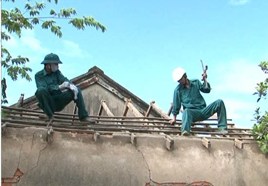Dân quân xã Phổ Thuận giúp dân tháo dỡ nhà