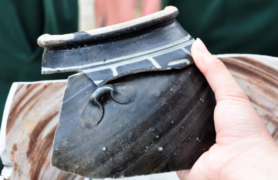 Mảnh gốm có men đen vẽ hoa văn chìm được nhận định có niên đại vào khoảng thế kỷ 11-12