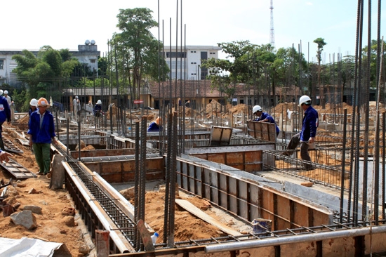 Công trình Bệnh viện sản- nhi tỉnh Quảng Ngãi đang được tiến hành xây dựng trong khuôn viên Bệnh viên đa khoa Quảng Ngãi cũ