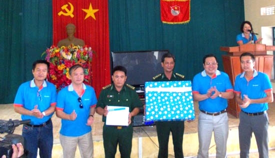 Đại diện lãnh đạo Sacombank tặng quà cán bộ chiến Đồn Biên phòng 328 Lý Sơn