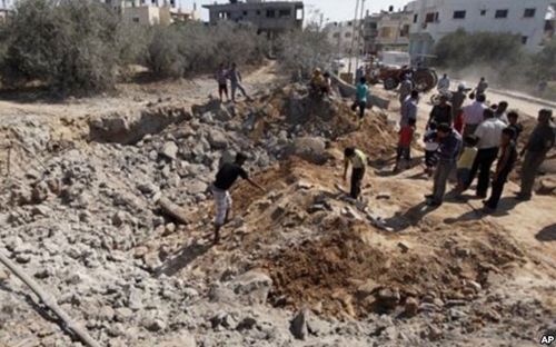 Cư dân Palestine kiểm tra thiệt hại sau vụ không kích của Israel vào Dải Gaza. (Ảnh: AP)