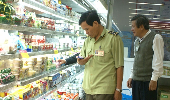 Lực lượng quản lý thị trường kiểm tra hàng hóa tại Siêu thị Co.op Mart Sài Gòn – Quảng Ngãi.