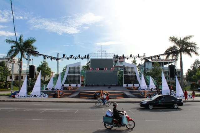 Sân khấu chương trình được thiết kế theo hình dáng con tàu chở Quảng Ngãi đi qua 25 năm đầy khó khăn, vất vả nhưng gặt hái không ít thành tựu.