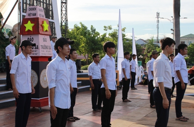 Có khoảng 60 em học sinh trường THPT Trần Quốc Tuấn sẽ tham gia biểu diễn cùng các nghệ sĩ,
