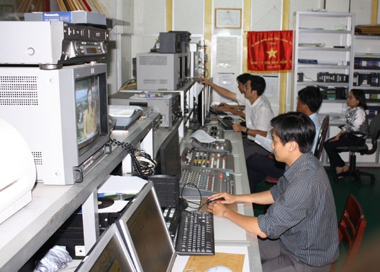 Cán bộ kỹ thuật của Đài PTTH Quảng Ngãi xử lý hậu kỳ một chương trình phát sóng.                  Ảnh: HOÀNG TRIỀU