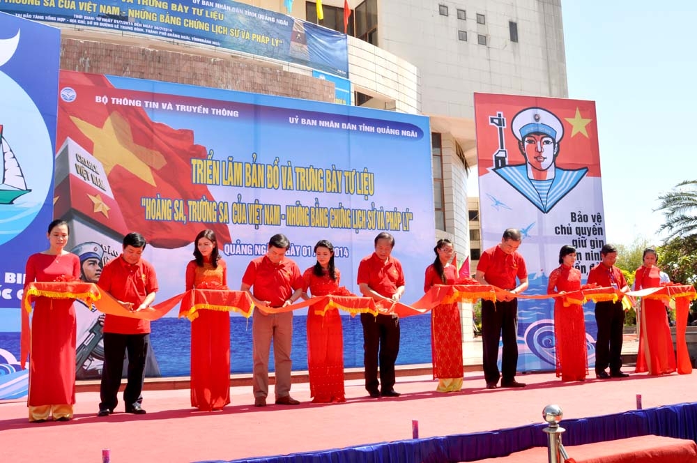 Lãnh đạo Bộ thông tin và Truyền thông, lãnh đạo tỉnh Quảng Ngãi cắt băng khai trương triển lãm.