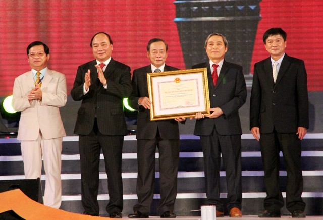 Lãnh đạo tỉnh đón nhận Huân chương Hồ Chí Minh