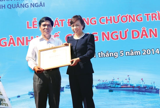 BS Mai Hữu Hậu được Bộ trưởng Bộ Y tế tặng bằng khen vì có nhiều đóng góp trong công tác y tế ở Lý Sơn.