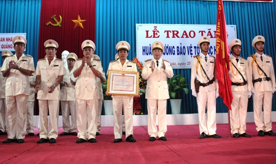 Công an Quảng Ngãi đón nhận Huân chương Bảo vệ Tổ quốc hạng Ba.                                ảnh: BS