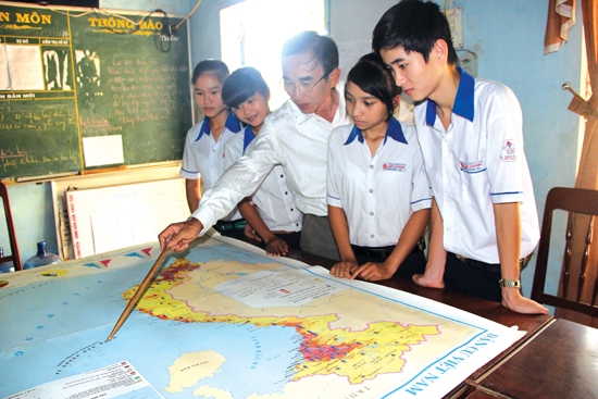 Ông giáo Vàng chỉ cho học sinh biết vị trí Trung Quốc đặt trái phép giàn khoan Hải Dương 981 trong vùng đặc quyền kinh tế và thềm lục địa của Việt Nam.  