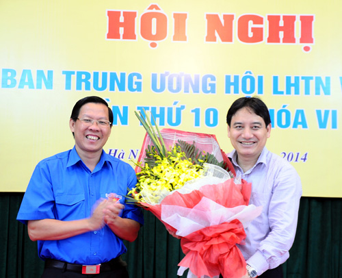Anh Phan Văn Mãi chúc mừng tân Chủ tịch T.Ư Hội LHTN Việt Nam Nguyễn Đắc Vinh (phải)