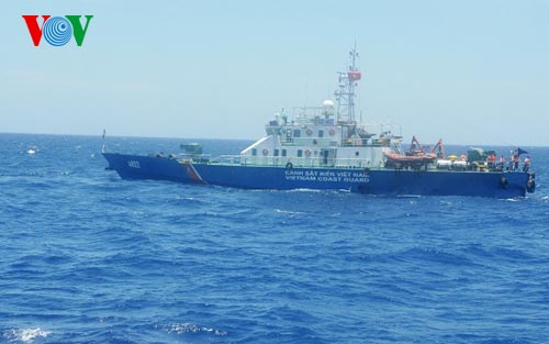 Tàu Cảnh sát biển Việt Nam thực thi pháp luật tại khu vực Trung Quốc hạ đặt giàn khoan trái phép
