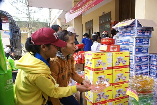 Người dân huyện Tây Trà chọn mua hàng hóa do Siêu thị Co.op Mart Sài Gòn – Quảng Ngãi đưa về địa phương phục vụ.