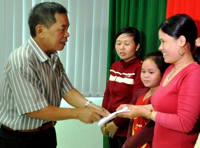 Đại diện Quỹ hộ trợ ngư dân Quảng Ngãi trao tiền hỗ trợ cho đại diện các chủ phương tiện bị thiệt hại, tai nạn trên biển