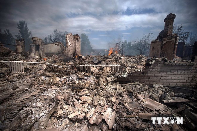 Cảnh đổ nát sau vụ oanh tạc của quân đội Ukraine xuống làng Stanitsa Luganskaya ngày 2/7. (Ảnh: AFP/TTXVN)