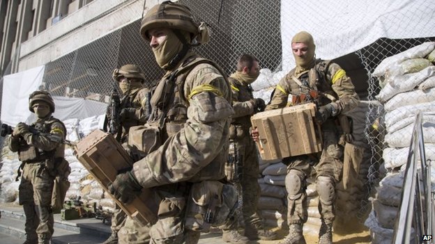 Quân đội Ukraine lục soát những tòa nhà khả nghi ở Slavyansk