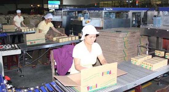 Dây chuyền sản xuất Vinasoy, sản phẩm luôn dẫn đầu thị trường sữa đậu nành chứa trong bao giấy tại Việt Nam.