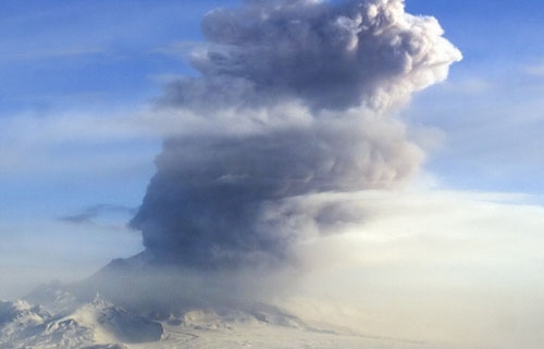 Các lớp khói tro bụi dày đặc bốc lên từ núi lửa. Ảnh: Itar-Tass