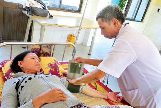 Y sĩ Chi đang đo huyết áp cho bệnh nhân.