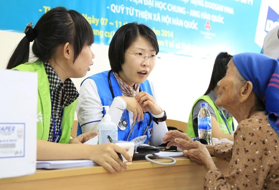 Bác sĩ Đại học ChungAn và các tình nguyện viên khám bệnh và tư vấn cho người dân