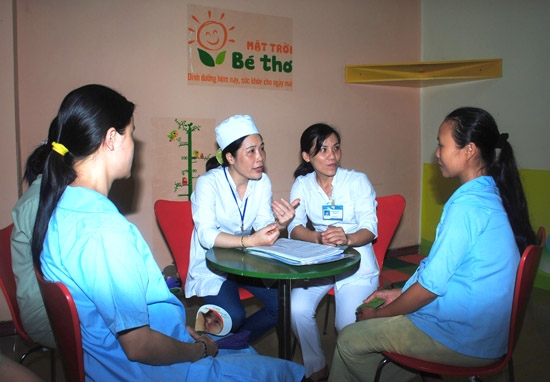 Phụ nữ trẻ mang thai lần đầu được tư vấn sức khỏe sinh sản tại Trung tâm Chăm sóc sức khỏe sinh sản tỉnh.