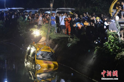  Hiện trường vụ xe buýt lao xuống hồ ở Hồ Nam - Ảnh: Nhân Dân nhật báo