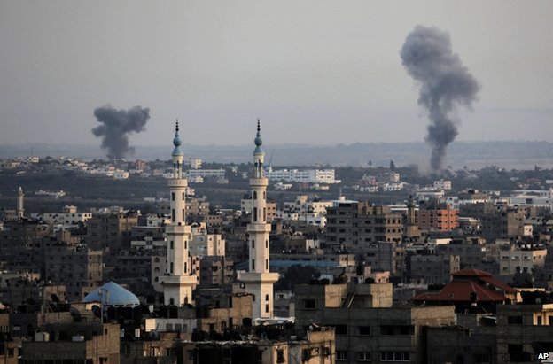 Cột khói xuất hiện ở Dải Gaza sau khi Israel tiến hành không kích