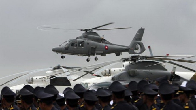Một trực thăng quân sự Z-9 do Trung Quốc sản xuất đang thực hiện chuyến bay thử ở Phnom Penh, Campuchia. Tin cho biết trực thăng bị rơi sáng 14-7 là một chiếc Z-9 tương tự chiếc này - Ảnh: Press TV