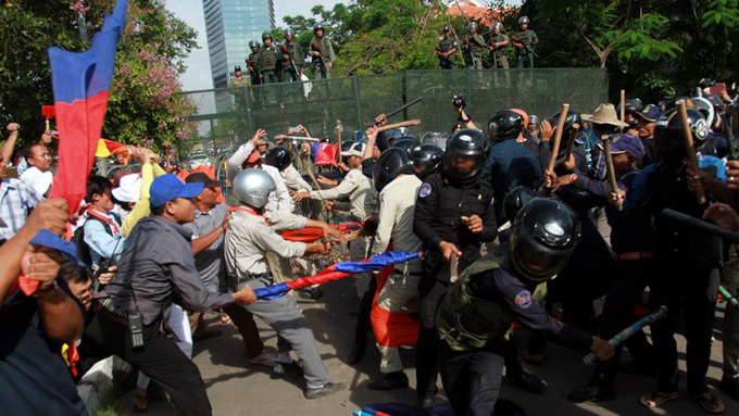 Cảnh sát và người biểu tình đụng độ ở công viên Tự do  - Ảnh: Phnom Penh Post