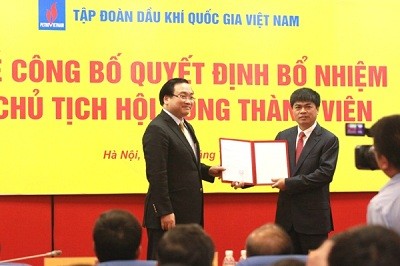 Phó Thủ tướng Hoàng Trung Hải trao Quyết định bổ nhiệm Chủ tịch PVN cho ông Nguyễn Xuân Sơn. Ảnh: VGP/Nguyên Linh
