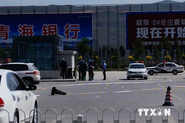 Cảnh sát phong tỏa hiện trường vụ nổ ở sân bay tỉnh Thanh Hải. (Ảnh: THX/TTXVN)