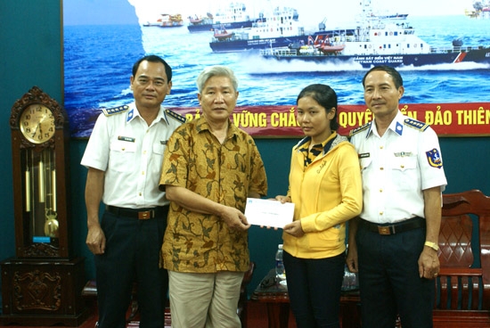 Đoàn công tác Hội Nhà báo TP. Hà Nội tặng quà cho vợ của chiến sĩ cảnh sát biển đang làm nhiệm vụ trên vùng biển quần đảo Hoàng Sa.
