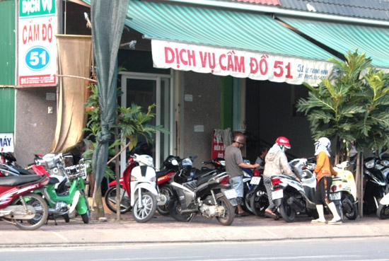Một tiệm cầm đồ trên đường Lê Trung Đình.