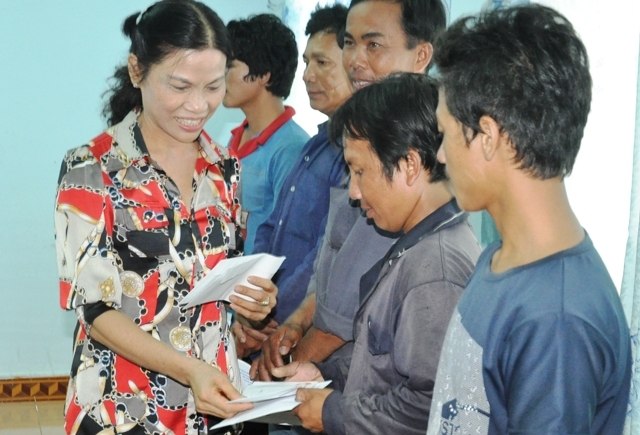 Đại diện UB MTTQ VN tỉnh trao tiền hỗ trợ cho ngư dân