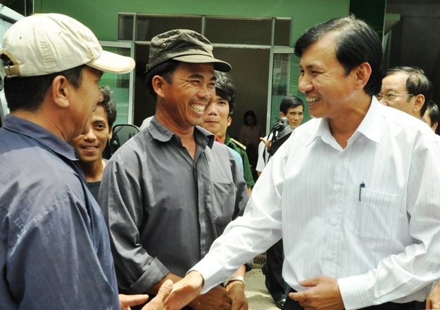 Phó Chủ tịch UBND tỉnh Phạm Trường Thọ động viên ngư dân