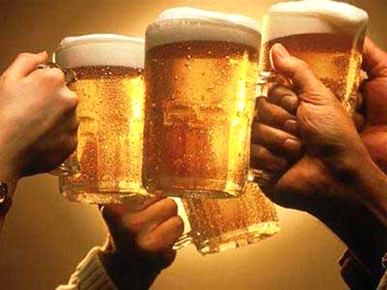  Cần thực hiện nghiêm việc cấm uống rượu bia trong buổi trưa các ngày làm việc.                                                                        (Ảnh minh họa)
